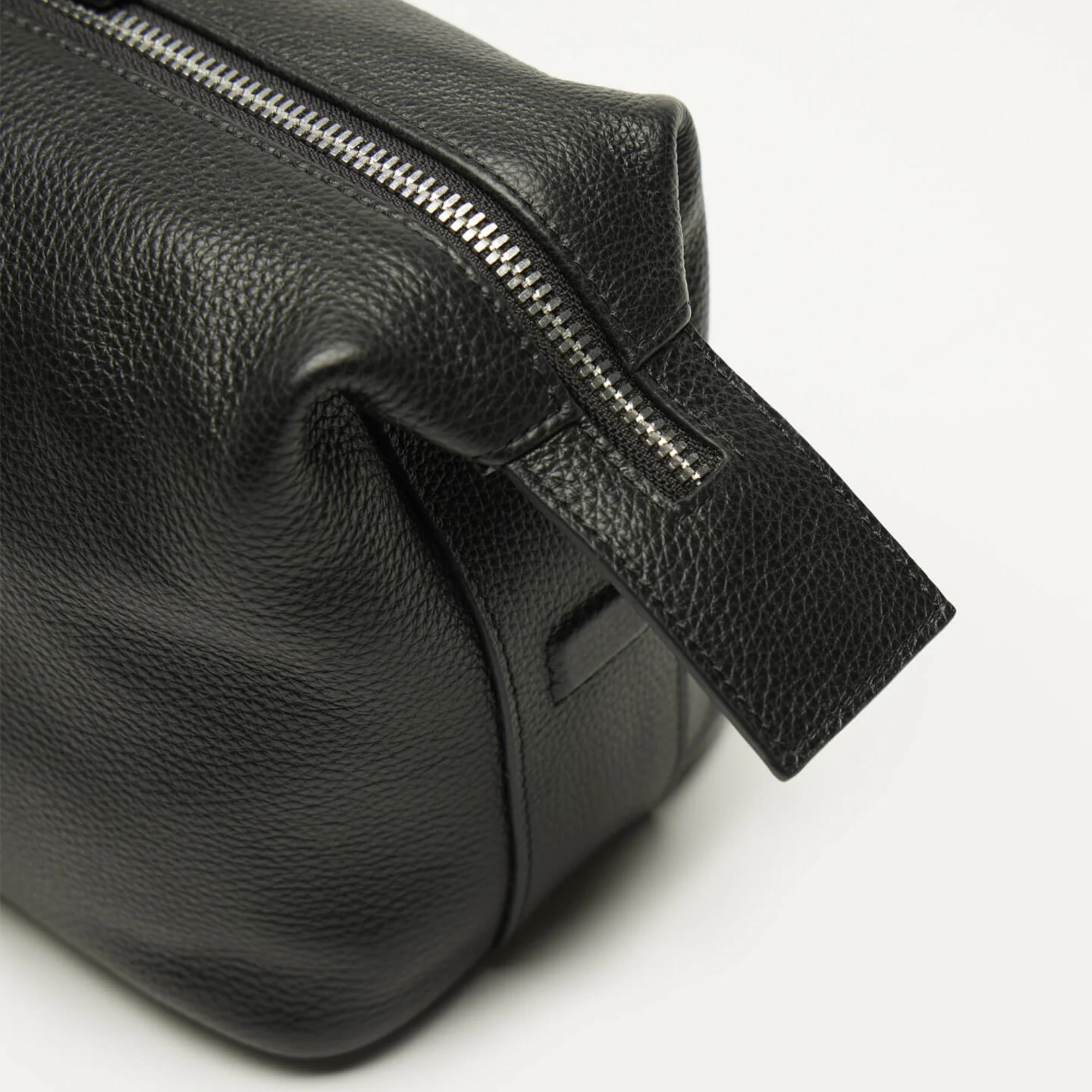 Kenyatta Pebble Grained Leather Toiletry Bag - Image 6